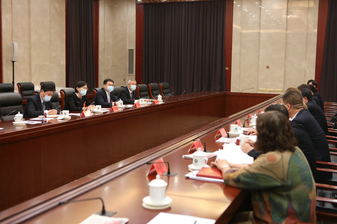 区人大代表审议区人大常委会、法院、检察院工作报告