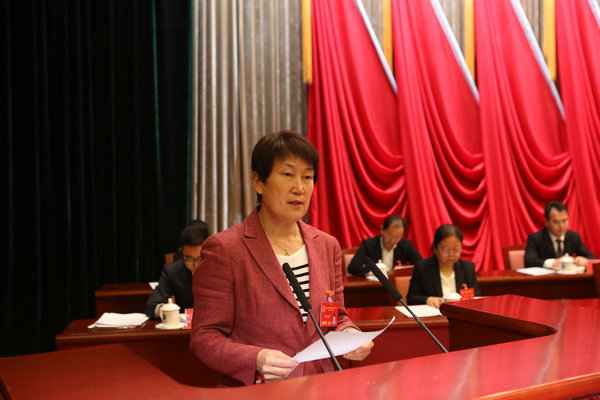 图为怀柔区人大常委会主任彭丽霞做报告.JPG