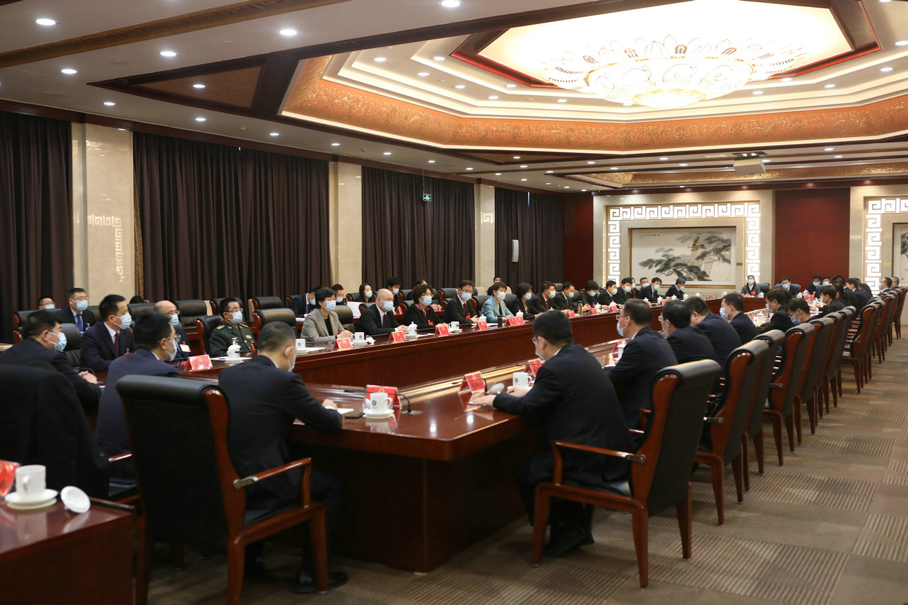 区六届人大一次会议主席团举行第五次会议