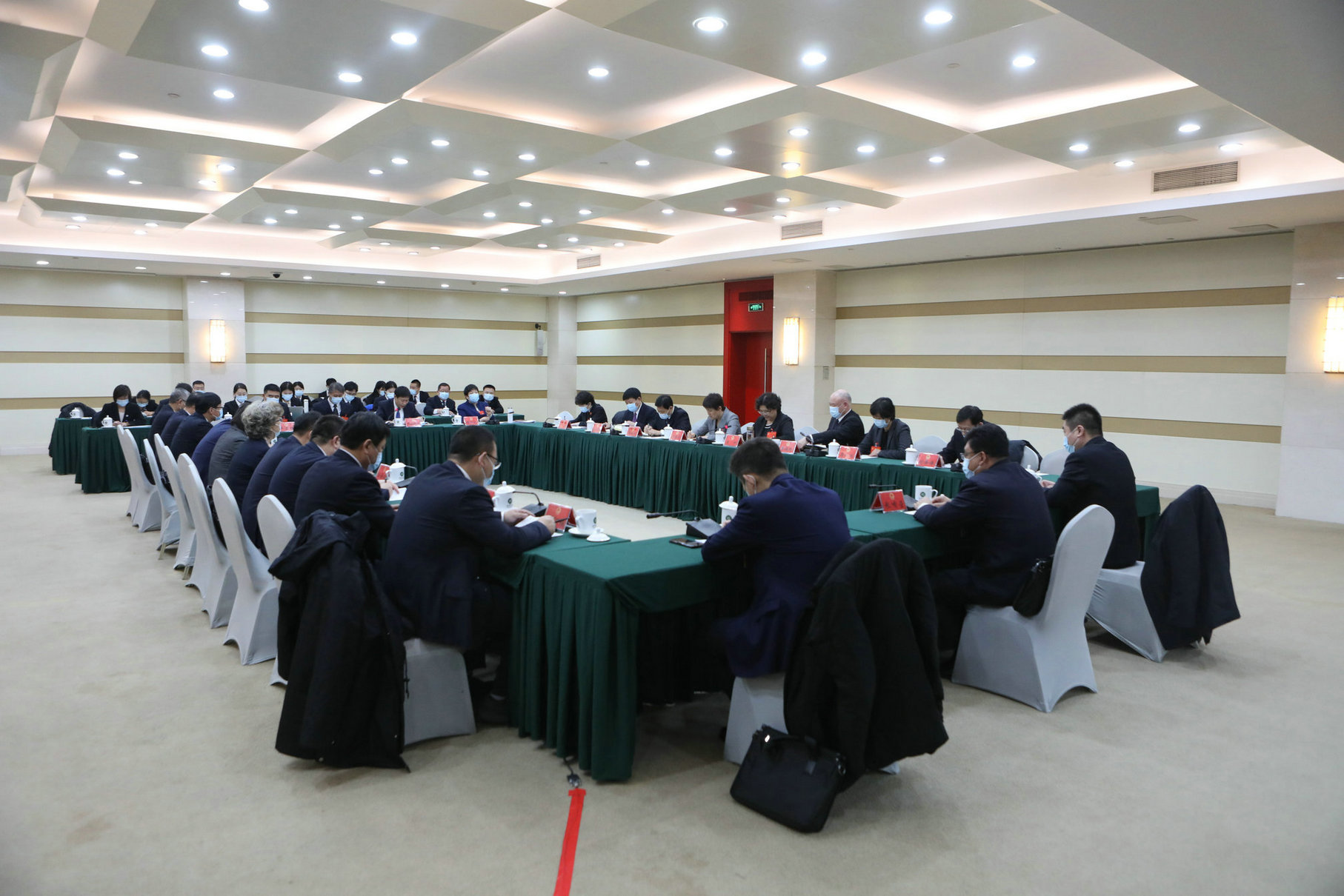 区六届人大一次会议召开代表团团长会议