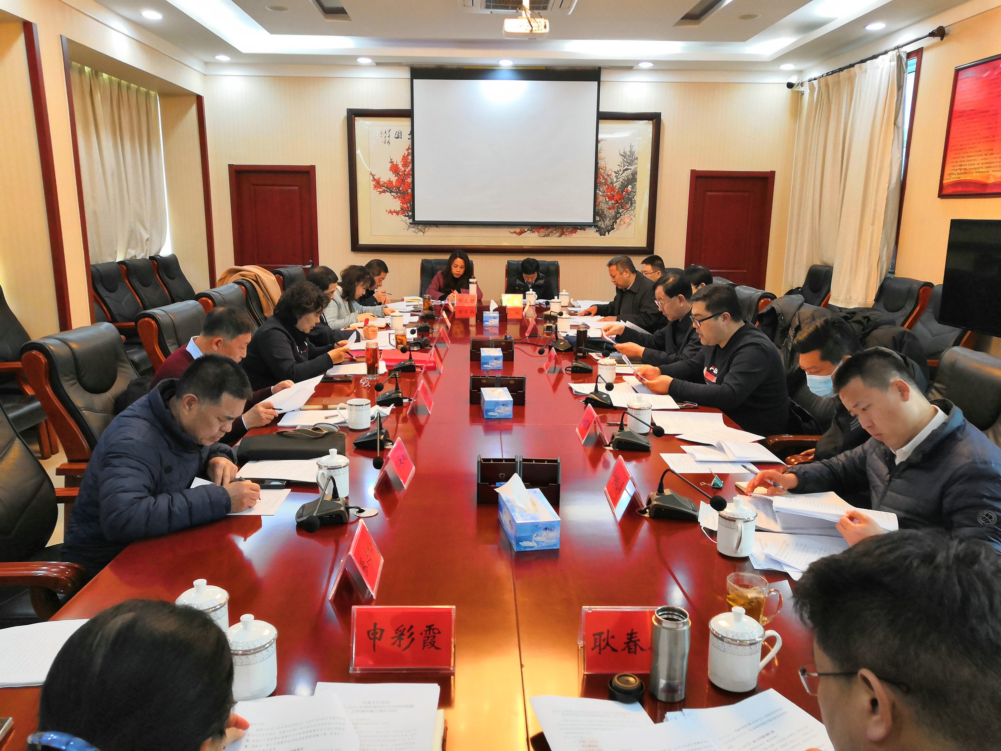 财经委召开政府债务限额及预算调整初审会