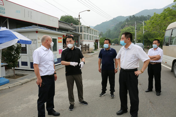 区人大常委会副主任周福刚调研走访宝山镇