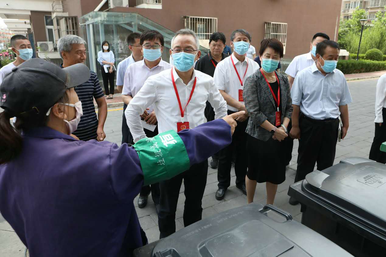 戴彬彬深入泉河街道开展“两条例”执法检查