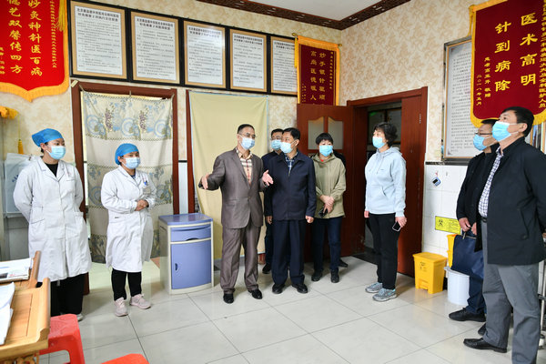 区人大常委会调研组深入调研我区中医药事业发展情况