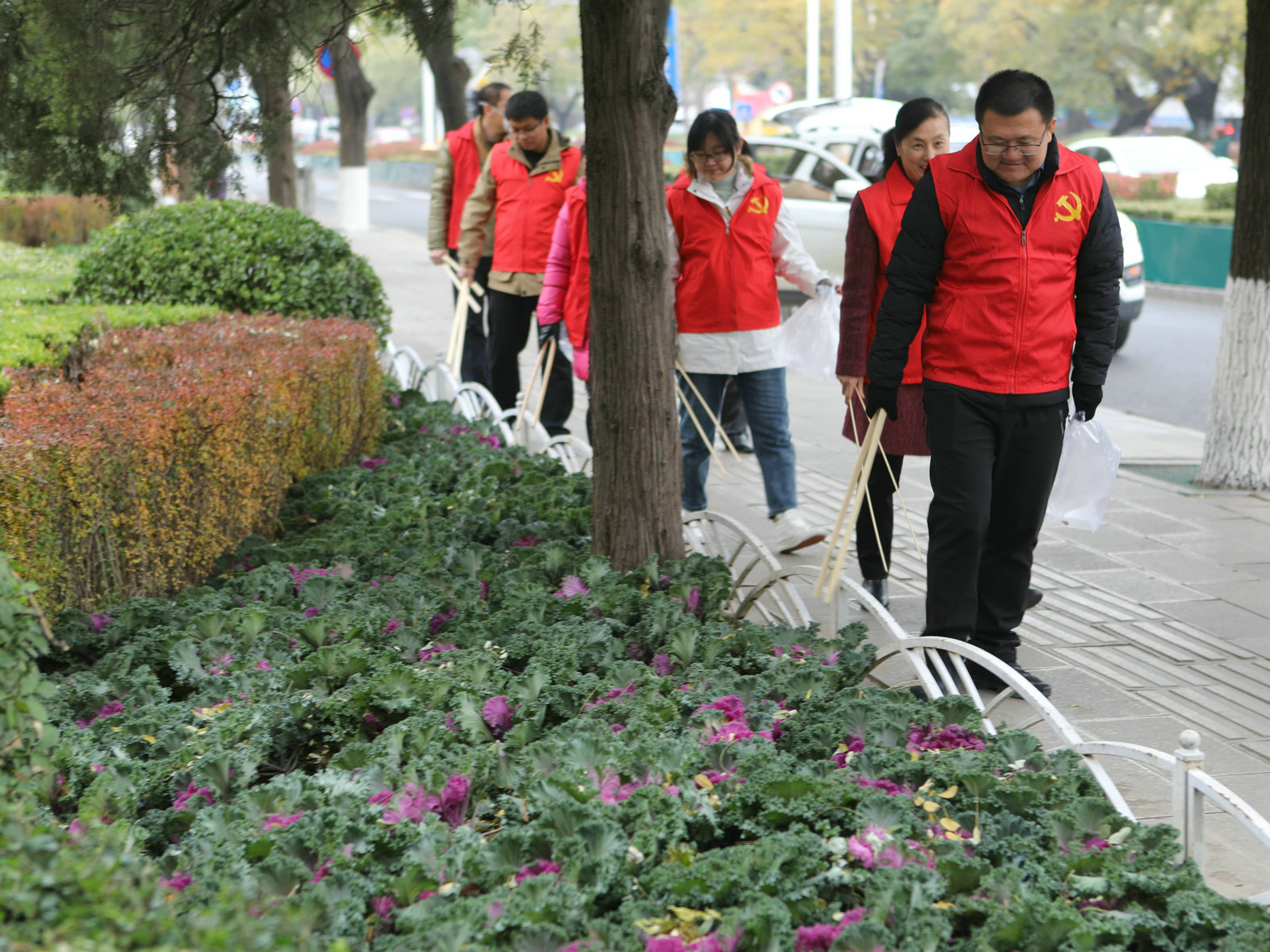 “不忘初心、牢记使命”区人大常委会机关党员开展红马甲志愿服务活动