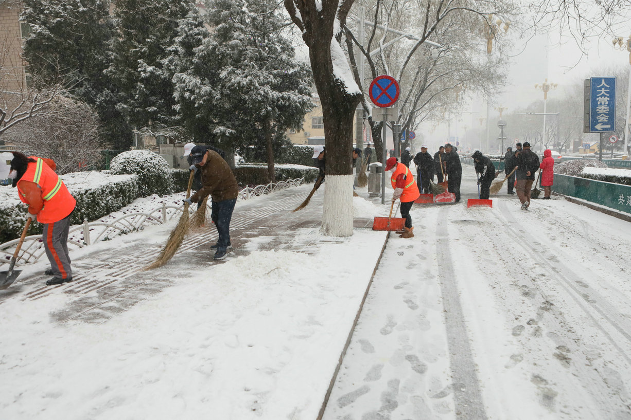 机关干部及时清扫责任区积雪