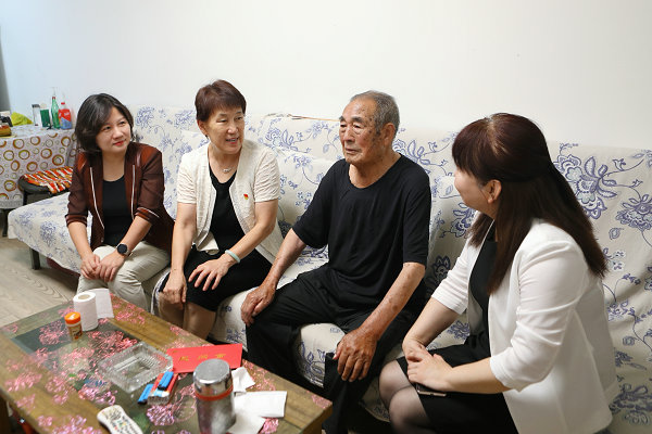 彭丽霞主任走访慰问困难党员、老党员