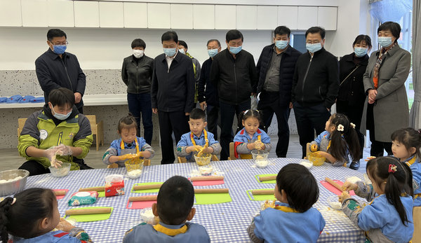 区人大常委会副主任张福利、吴秋红调研学前教育工作