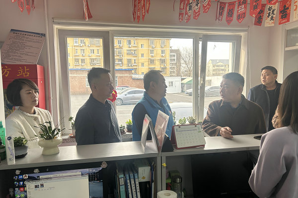 区人大常委会执法检查组赴南城社区居委会检查《北京市街道办事处条例》落实情况