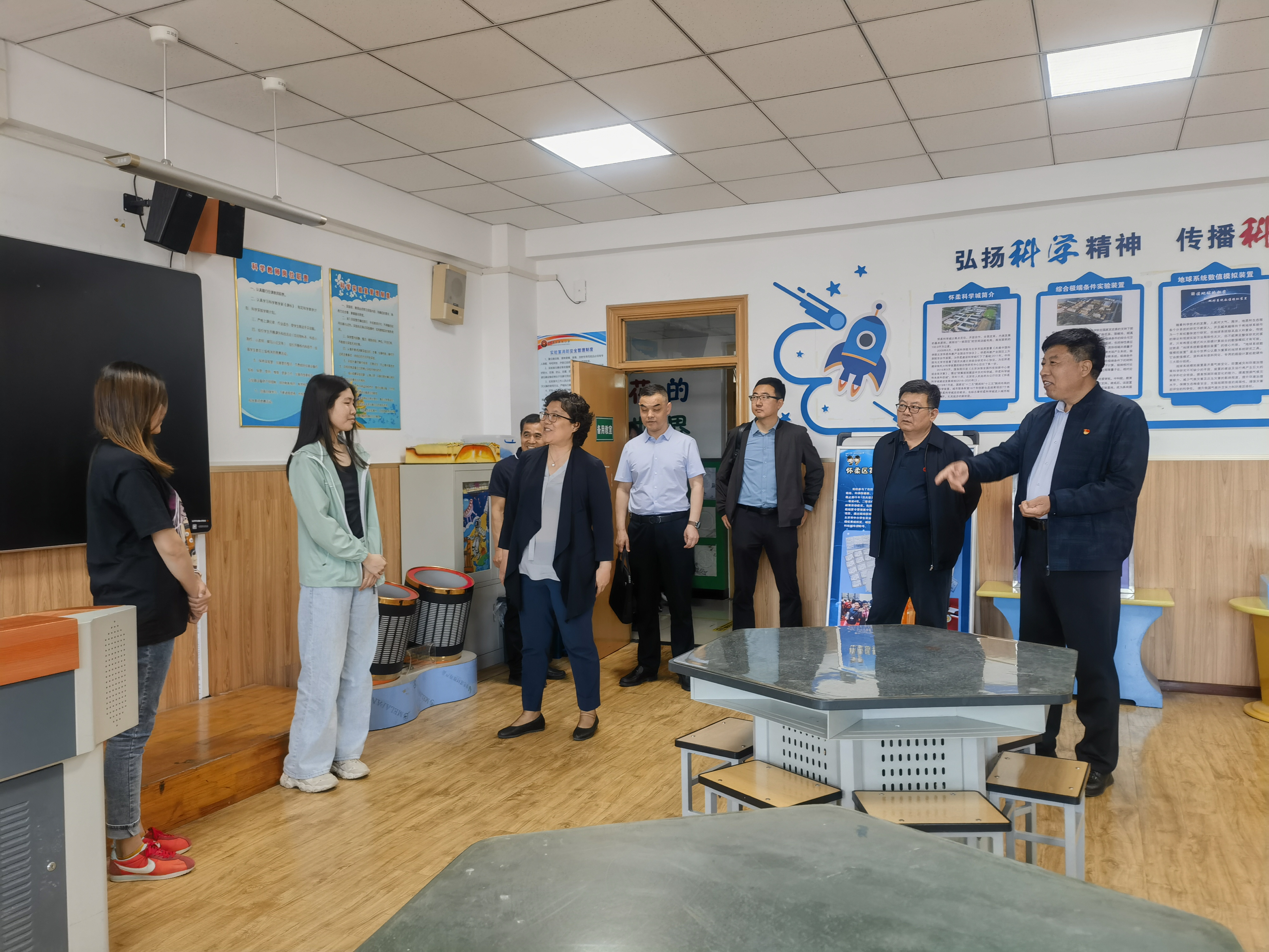 区人大常委会调研组深入学校对中小学教育质量开展调研