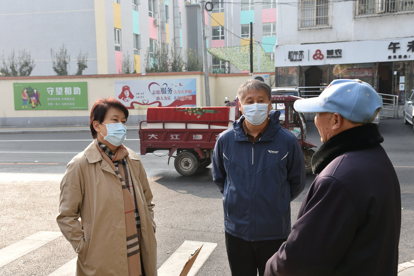 区人大常委会领导深入到所负责街道镇乡检查疫情防控工作