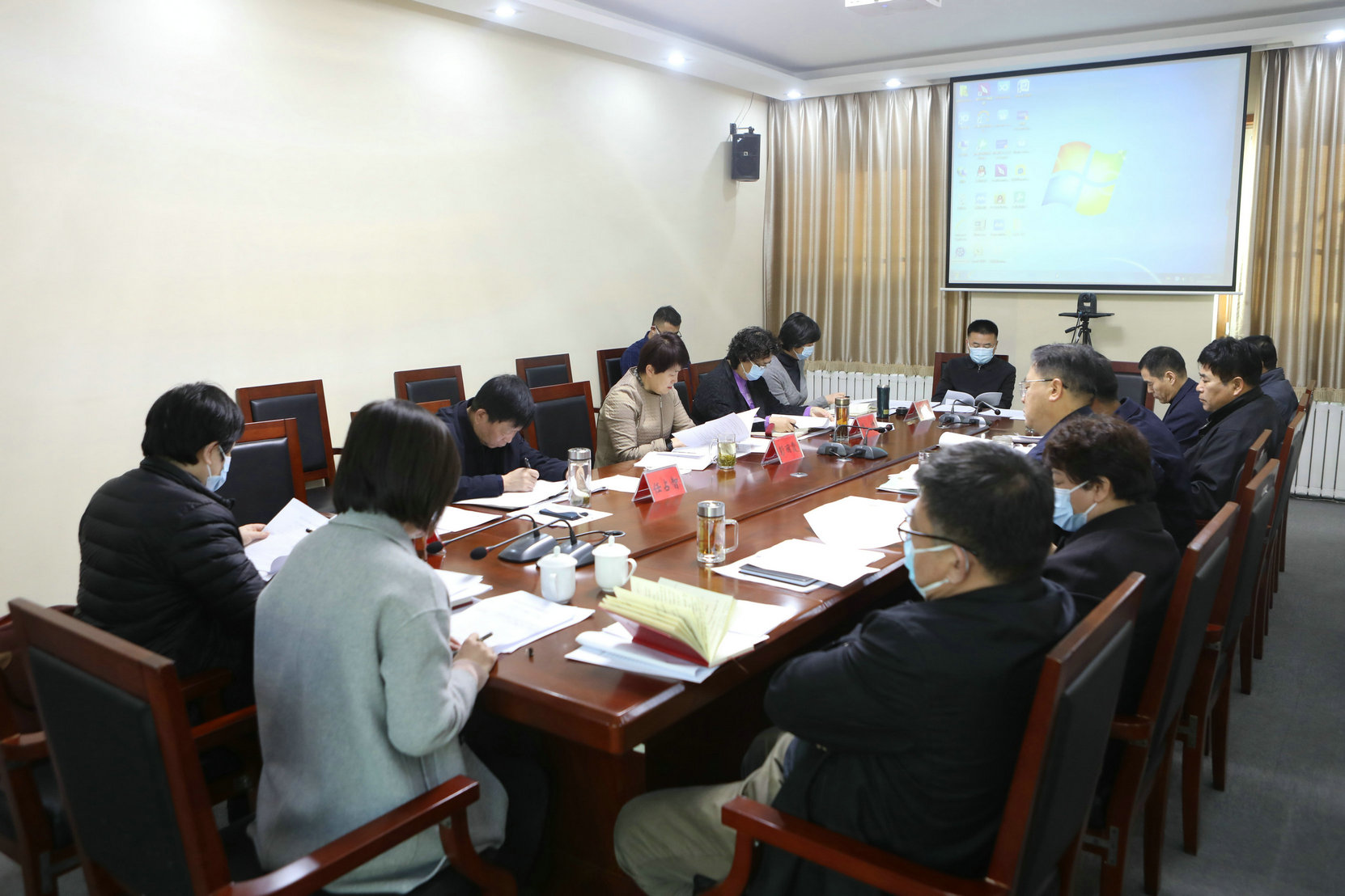 区六届人大常委会召开第一次主任会议
