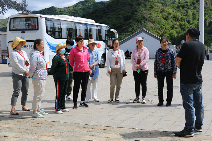 人大龙山街工委组织人大代表到琉璃庙镇参观
