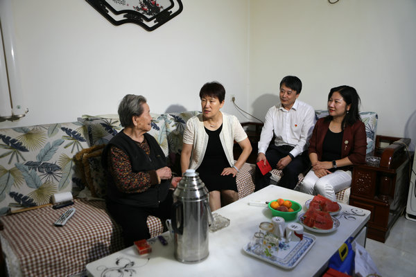 彭丽霞主任走访慰问困难党员、老党员