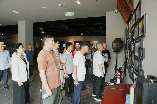 区人大老干部党支部开展主题党日活动