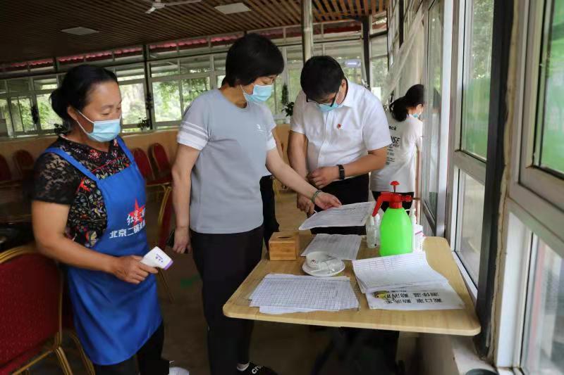 区人大常委会领导到所负责镇乡检查疫情防控工作