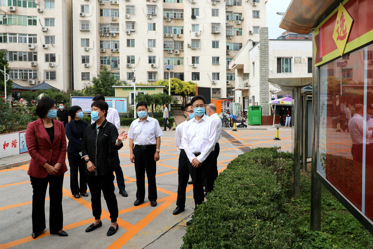 区领导到选区视察人大代表换届选举选民榜