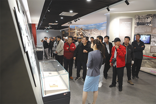 02 机关老干部党支部开展主题党日活动.jpg