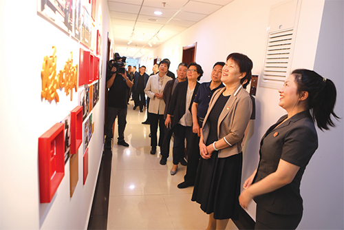 02 彭丽霞主任带队赴怀柔区人民法院开展集体调研座谈.jpg