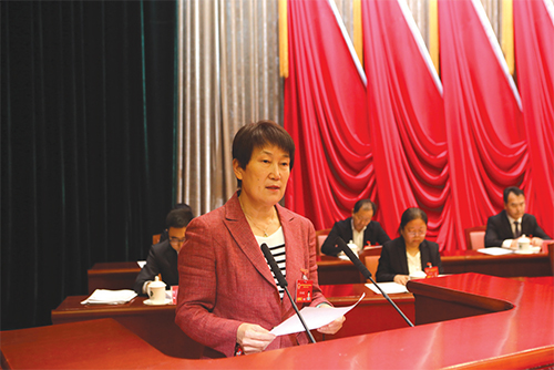 02 区人大常委会主任彭丽霞向大会作《怀柔区人大常委会工作报告》.jpg