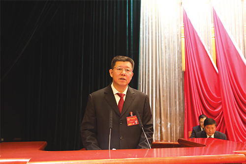 02 区长于庆丰向大会作《政府工作报告》.jpg