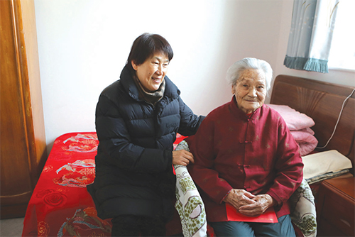 01 彭丽霞节前走访慰问老党员困难党员和驻怀部队.jpg