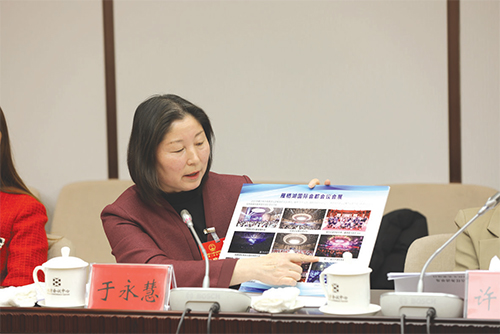 02 市人代会上代表发出怀柔声音1.jpg