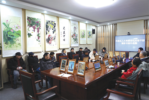 03 机关老干部党支部上党课办展览.jpg