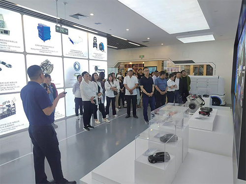 02 区人大代表开展“学习借鉴新质生产力发展先进经验”现场教学活动.jpg