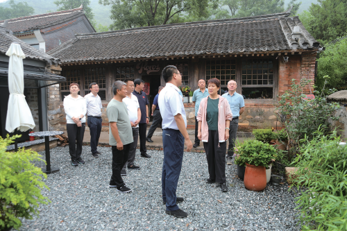 01 区人大常委会调研组到雁栖镇调研.png