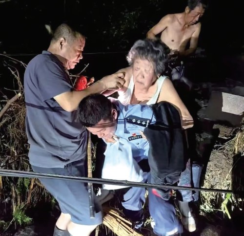 03 人大代表危难时刻显身手 风雨中筑起守护群众生命财产的坚实防线.jpg