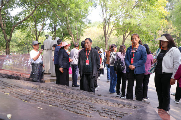 汤河口镇组织人大代表开展参观学习活动