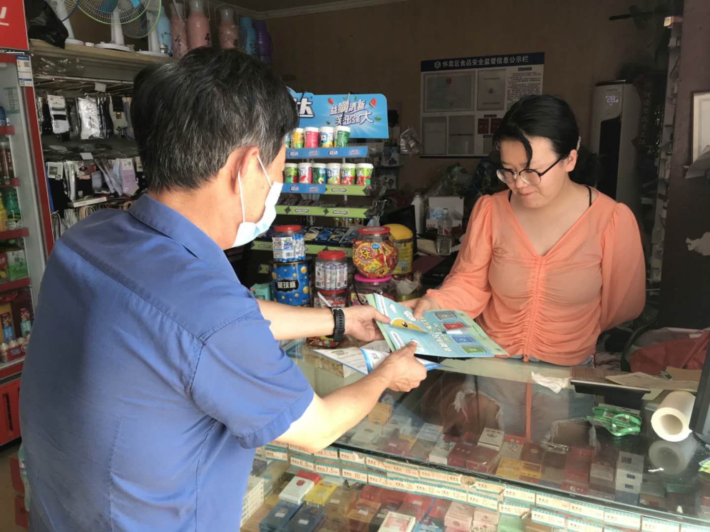 怀柔镇开展人大代表助力创城志愿服务活动